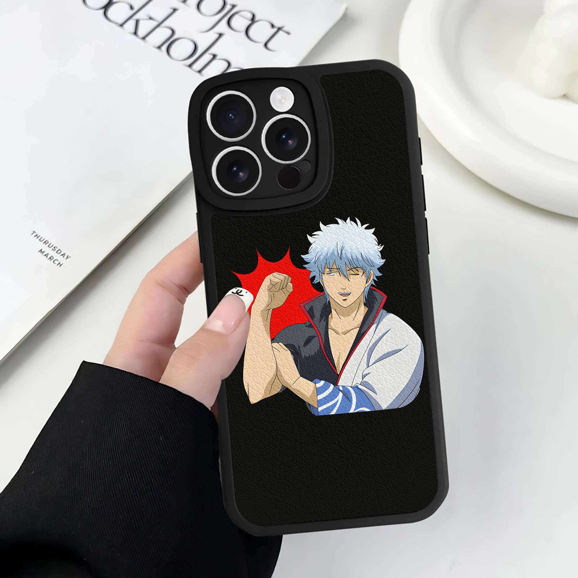 （画像用） ぎんたま 坂田銀時（さかたぎんとき） 神楽 志村新八（しむら しんぱち） GINTAMA Sakata Gintoki Kagura Shimura Shinpachi 【iPhone 16シリーズ対応】シリコンスマホケース（レザー調） 材質：シリコン
